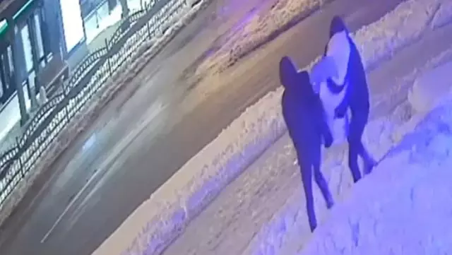 Yer İzmit: Görüntüler 'Kardan da olsa Türkiye'de kadın olmak zor' dedirtiyor Yer İzmit: Görüntüler 'Kardan da olsa Türkiye'de kadın olmak zor' dedirtiyor