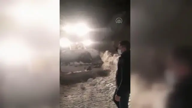 KASTAMONU - Kar nedeniyle köyde mahsur kalan yaşlı kadın kepçede taşınarak kurtarıldı KASTAMONU - Kar nedeniyle köyde mahsur kalan yaşlı kadın kepçede taşınarak kurtarıldı