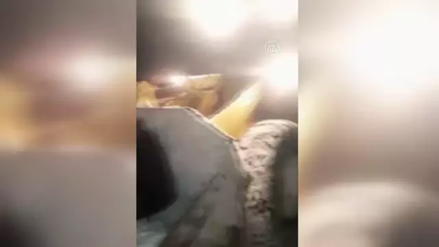 KASTAMONU - Kar nedeniyle köyde mahsur kalan yaşlı kadın kepçede taşınarak kurtarıldı KASTAMONU - Kar nedeniyle köyde mahsur kalan yaşlı kadın kepçede taşınarak kurtarıldı