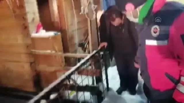 KASTAMONU - Yolu kardan kapanan köydeki hasta için ekipler seferber oldu KASTAMONU - Yolu kardan kapanan köydeki hasta için ekipler seferber oldu