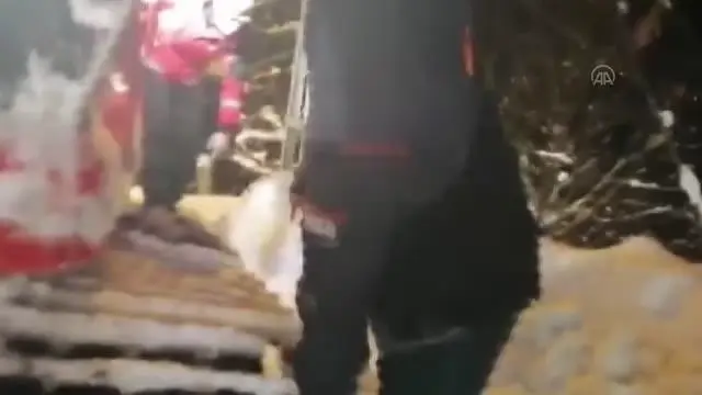 KASTAMONU - Yolu kardan kapanan köydeki hasta için ekipler seferber oldu KASTAMONU - Yolu kardan kapanan köydeki hasta için ekipler seferber oldu