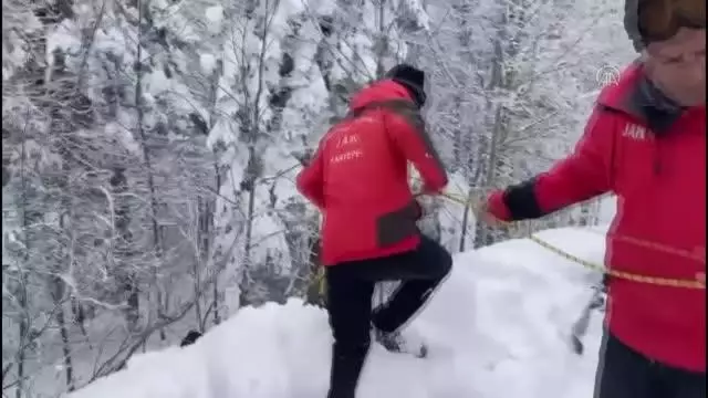 Kayak yaparken pistten çıkarak karda mahsur kalan turisti JAK timi kurtardı Kayak yaparken pistten çıkarak karda mahsur kalan turisti JAK timi kurtardı