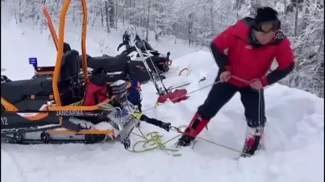 Kayak yaparken pistten çıkarak karda mahsur kalan turisti JAK timi kurtardı Kayak yaparken pistten çıkarak karda mahsur kalan turisti JAK timi kurtardı