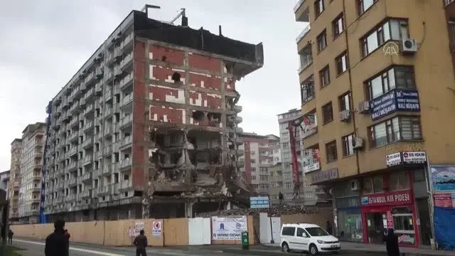 Kentsel dönüşüm projesi kapsamında bazı yapıların yıkımı sürüyor Kentsel dönüşüm projesi kapsamında bazı yapıların yıkımı sürüyor