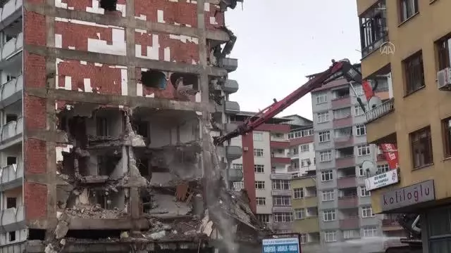 Kentsel dönüşüm projesi kapsamında bazı yapıların yıkımı sürüyor Kentsel dönüşüm projesi kapsamında bazı yapıların yıkımı sürüyor
