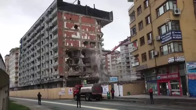 Kentsel dönüşüm projesi kapsamında bazı yapıların yıkımı sürüyor Kentsel dönüşüm projesi kapsamında bazı yapıların yıkımı sürüyor
