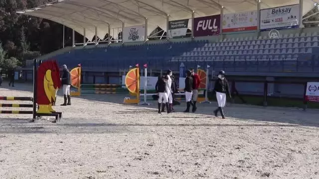 Kış Engel Atlama Yarışları başladı Kış Engel Atlama Yarışları başladı