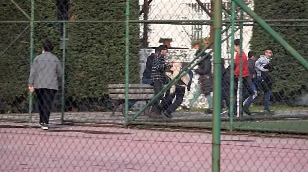 Son dakika haber! Kısıtlamada basketbol oynayan çocuklar polis anonsunu duyunca kaçtı Son dakika haber! Kısıtlamada basketbol oynayan çocuklar polis anonsunu duyunca kaçtı
