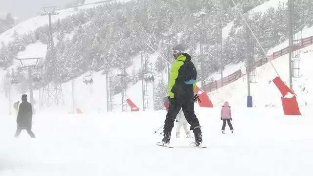 Son dakika haber: Kısıtlamadan muaf tutulan turistler Palandöken'de kayağın keyfini çıkarıyor