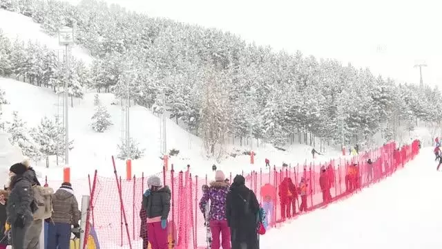 Son dakika haber: Kısıtlamadan muaf tutulan turistler Palandöken'de kayağın keyfini çıkarıyor