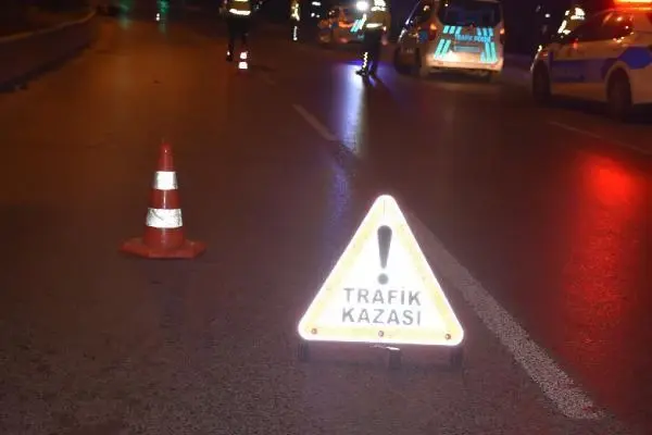 Kontrolden çıkan motosiklet önce ağaca sonra refüje çarptı: 1 ağır yaralı Kontrolden çıkan motosiklet önce ağaca sonra refüje çarptı: 1 ağır yaralı