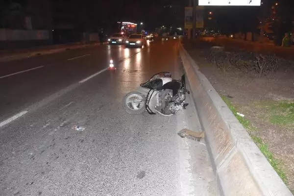 Kontrolden çıkan motosiklet önce ağaca sonra refüje çarptı: 1 ağır yaralı Kontrolden çıkan motosiklet önce ağaca sonra refüje çarptı: 1 ağır yaralı