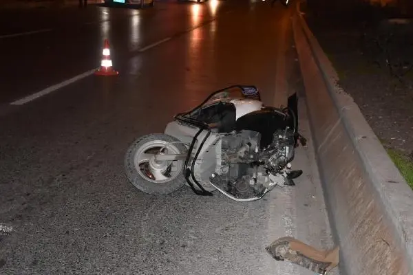 Kontrolden çıkan motosiklet önce ağaca sonra refüje çarptı: 1 ağır yaralı Kontrolden çıkan motosiklet önce ağaca sonra refüje çarptı: 1 ağır yaralı