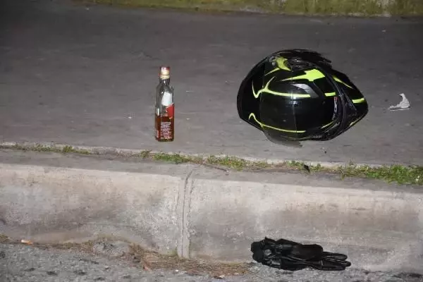 Kontrolden çıkan motosiklet önce ağaca sonra refüje çarptı: 1 ağır yaralı Kontrolden çıkan motosiklet önce ağaca sonra refüje çarptı: 1 ağır yaralı