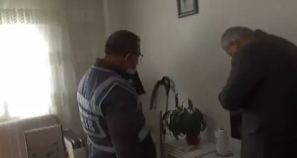 Kumar oynarken yakalandı; 'kendi aramızda oynuyorduk ne var bunda' diye kendini savundu Kumar oynarken yakalandı; 'kendi aramızda oynuyorduk ne var bunda' diye kendini savundu