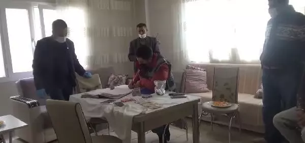 Kumar oynarken yakalandı; 'kendi aramızda oynuyorduk ne var bunda' diye kendini savundu Kumar oynarken yakalandı; 'kendi aramızda oynuyorduk ne var bunda' diye kendini savundu