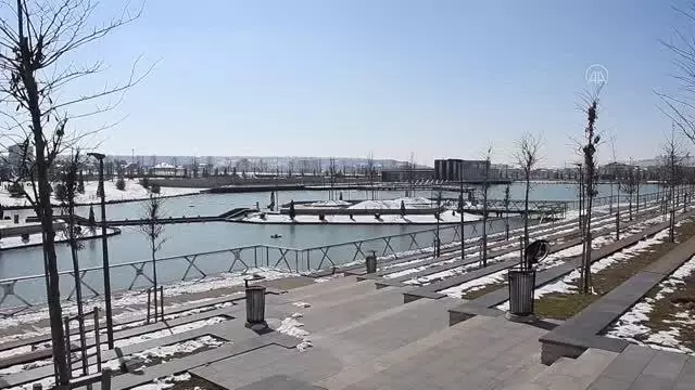 Millet Bahçesi'ndeki 24 bin metrekarelik göletin yüzeyi buz tuttu Millet Bahçesi'ndeki 24 bin metrekarelik göletin yüzeyi buz tuttu