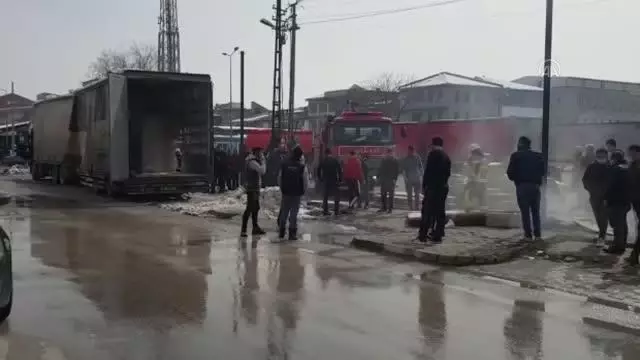 Mobilya yüklü tırda çıkan yangın söndürüldü Mobilya yüklü tırda çıkan yangın söndürüldü
