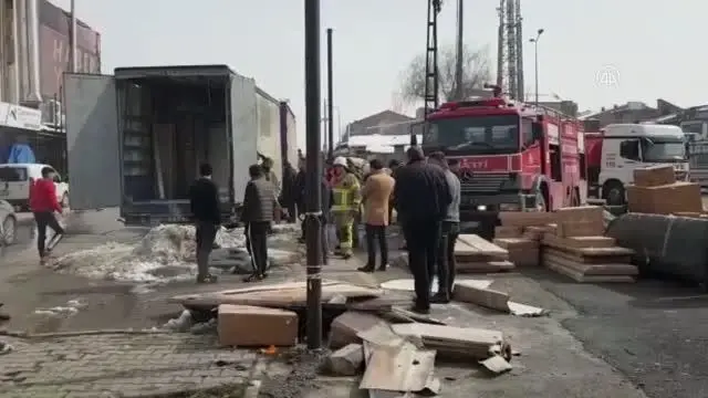 Mobilya yüklü tırda çıkan yangın söndürüldü Mobilya yüklü tırda çıkan yangın söndürüldü