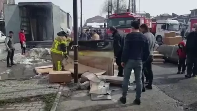Mobilya yüklü tırda çıkan yangın söndürüldü Mobilya yüklü tırda çıkan yangın söndürüldü