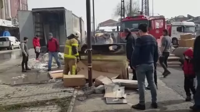 Mobilya yüklü tırda çıkan yangın söndürüldü Mobilya yüklü tırda çıkan yangın söndürüldü