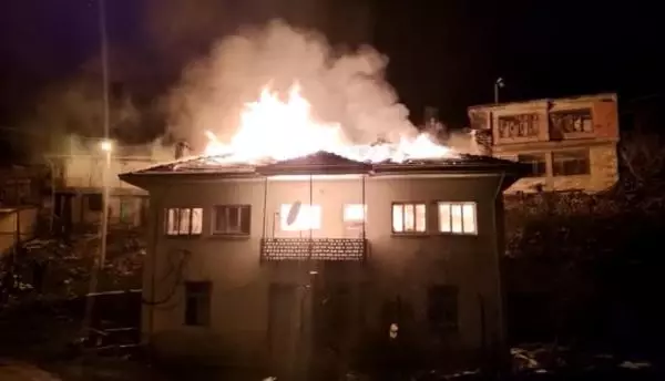 Mutfakta başlayan yangın evi küle döndürdü Mutfakta başlayan yangın evi küle döndürdü