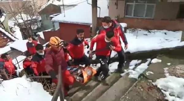 NAK ekipleri, ayağı kırılan hastayı merdivenli sokaktan evine sedyeyle taşıdı NAK ekipleri, ayağı kırılan hastayı merdivenli sokaktan evine sedyeyle taşıdı