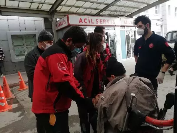 NAK ekipleri, ayağı kırılan hastayı merdivenli sokaktan evine sedyeyle taşıdı NAK ekipleri, ayağı kırılan hastayı merdivenli sokaktan evine sedyeyle taşıdı
