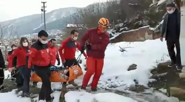 NAK ekipleri, ayağı kırılan hastayı merdivenli sokaktan evine sedyeyle taşıdı NAK ekipleri, ayağı kırılan hastayı merdivenli sokaktan evine sedyeyle taşıdı