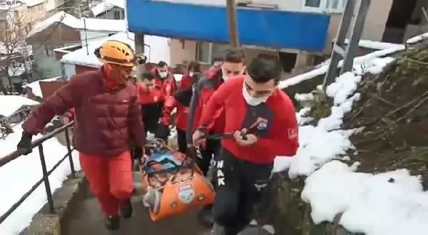NAK ekipleri, ayağı kırılan hastayı merdivenli sokaktan evine sedyeyle taşıdı NAK ekipleri, ayağı kırılan hastayı merdivenli sokaktan evine sedyeyle taşıdı