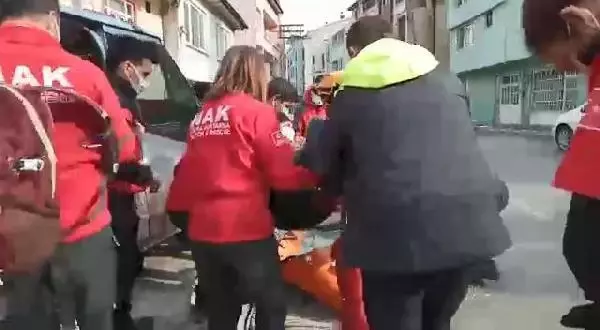 NAK ekipleri, ayağı kırılan hastayı merdivenli sokaktan evine sedyeyle taşıdı NAK ekipleri, ayağı kırılan hastayı merdivenli sokaktan evine sedyeyle taşıdı