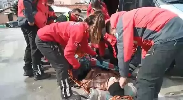 NAK ekipleri, ayağı kırılan hastayı merdivenli sokaktan evine sedyeyle taşıdı NAK ekipleri, ayağı kırılan hastayı merdivenli sokaktan evine sedyeyle taşıdı