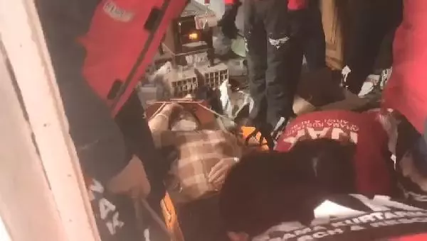 NAK ekipleri, ayağı kırılan hastayı merdivenli sokaktan evine sedyeyle taşıdı NAK ekipleri, ayağı kırılan hastayı merdivenli sokaktan evine sedyeyle taşıdı