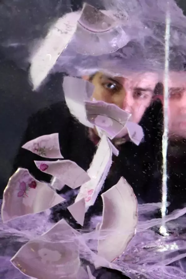 Nişanlıyken ölen teyzesinin çeyizlik porselen tabaklarını 'Buz Müzesi'nde sergiliyor Nişanlıyken ölen teyzesinin çeyizlik porselen tabaklarını 'Buz Müzesi'nde sergiliyor