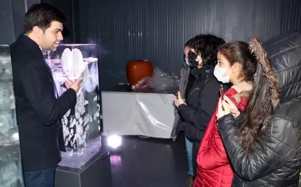 Nişanlıyken ölen teyzesinin çeyizlik porselen tabaklarını 'Buz Müzesi'nde sergiliyor Nişanlıyken ölen teyzesinin çeyizlik porselen tabaklarını 'Buz Müzesi'nde sergiliyor