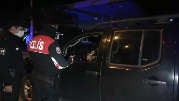 Son dakika gündem: Osmaniye'de tedbirlere uymayan 176 kişiye 310 bin lira ceza Son dakika gündem: Osmaniye'de tedbirlere uymayan 176 kişiye 310 bin lira ceza