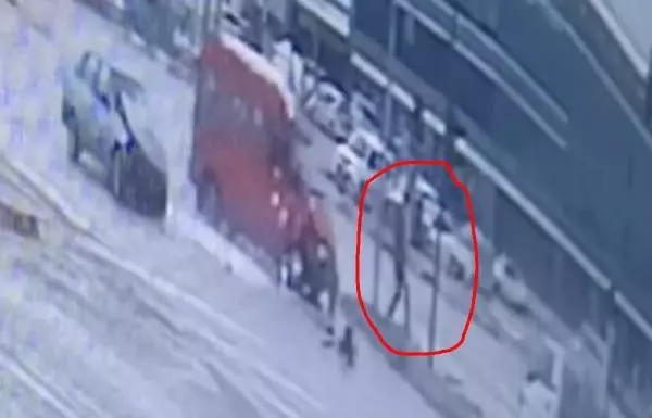 Otomobil ile minibüs çarpıştı; Yayanın saniyelerle kurtulduğu kaza kamerada Otomobil ile minibüs çarpıştı; Yayanın saniyelerle kurtulduğu kaza kamerada