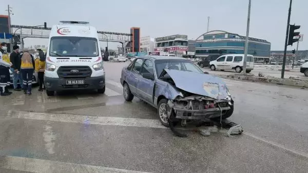Otomobil ile minibüs çarpıştı; Yayanın saniyelerle kurtulduğu kaza kamerada Otomobil ile minibüs çarpıştı; Yayanın saniyelerle kurtulduğu kaza kamerada