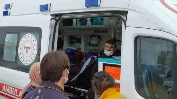 Otomobil ile minibüs çarpıştı; Yayanın saniyelerle kurtulduğu kaza kamerada Otomobil ile minibüs çarpıştı; Yayanın saniyelerle kurtulduğu kaza kamerada