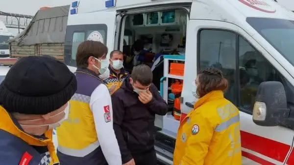 Otomobil ile minibüs çarpıştı; Yayanın saniyelerle kurtulduğu kaza kamerada Otomobil ile minibüs çarpıştı; Yayanın saniyelerle kurtulduğu kaza kamerada