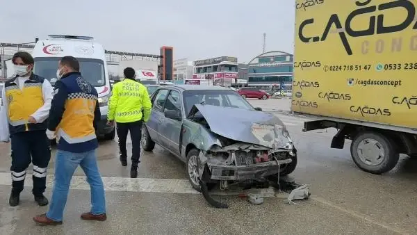 Otomobil ile minibüs çarpıştı; Yayanın saniyelerle kurtulduğu kaza kamerada Otomobil ile minibüs çarpıştı; Yayanın saniyelerle kurtulduğu kaza kamerada