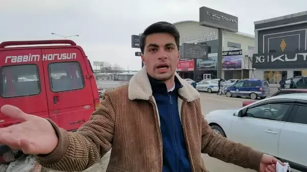 Otomobil ile minibüs çarpıştı; Yayanın saniyelerle kurtulduğu kaza kamerada Otomobil ile minibüs çarpıştı; Yayanın saniyelerle kurtulduğu kaza kamerada