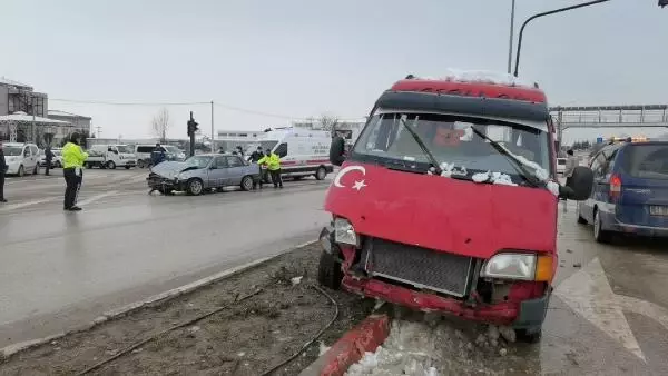 Otomobil ile minibüs çarpıştı; Yayanın saniyelerle kurtulduğu kaza kamerada Otomobil ile minibüs çarpıştı; Yayanın saniyelerle kurtulduğu kaza kamerada