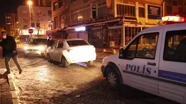 Otomobille polisten kaçmaya çalışan ehliyetsiz sürücü ile 3 kişi kovalamaca sonucu yakalandı Otomobille polisten kaçmaya çalışan ehliyetsiz sürücü ile 3 kişi kovalamaca sonucu yakalandı