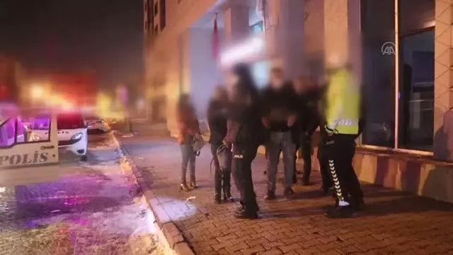 Otomobille polisten kaçmaya çalışan ehliyetsiz sürücü ile 3 kişi kovalamaca sonucu yakalandı Otomobille polisten kaçmaya çalışan ehliyetsiz sürücü ile 3 kişi kovalamaca sonucu yakalandı