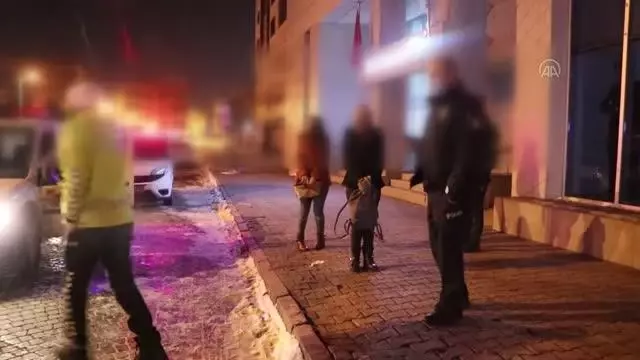 Otomobille polisten kaçmaya çalışan ehliyetsiz sürücü ile 3 kişi kovalamaca sonucu yakalandı Otomobille polisten kaçmaya çalışan ehliyetsiz sürücü ile 3 kişi kovalamaca sonucu yakalandı
