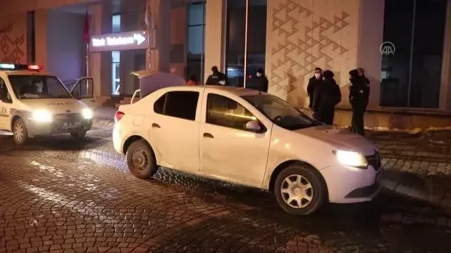 Otomobille polisten kaçmaya çalışan ehliyetsiz sürücü ile 3 kişi kovalamaca sonucu yakalandı Otomobille polisten kaçmaya çalışan ehliyetsiz sürücü ile 3 kişi kovalamaca sonucu yakalandı