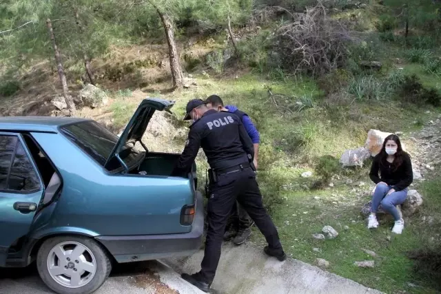 Sokağa çıkma kısıtlamasını ihlal eden genç, polisi görünce kız arkadaşını araçta bırakıp dağa kaçtı Sokağa çıkma kısıtlamasını ihlal eden genç, polisi görünce kız arkadaşını araçta bırakıp dağa kaçtı