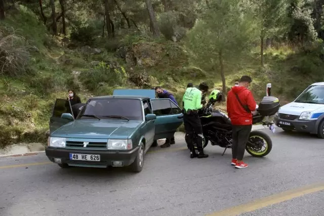 Sokağa çıkma kısıtlamasını ihlal eden genç, polisi görünce kız arkadaşını araçta bırakıp dağa kaçtı Sokağa çıkma kısıtlamasını ihlal eden genç, polisi görünce kız arkadaşını araçta bırakıp dağa kaçtı