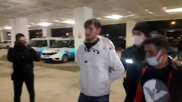 Polisin 'dur' ihtarına uymayan otomobilde uyuşturucu ele geçirildi: 3 gözaltı Polisin 'dur' ihtarına uymayan otomobilde uyuşturucu ele geçirildi: 3 gözaltı